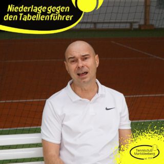 Ja Schmidti, das ist ärgerlich! Die 1.Herren musste sich zum Jahresabschluss dem Tabellenführer aus Oschatz nach hartem Kampf mit 2:4 geschlagen geben, nur @liamhfr sowie das Doppel Schmidti/Liam konnten am Ende jubeln. Bei kuscheligen 12 Grad spielten die Aufstiegsaspiranten aus dem Herzen des Freistaates ihre Klasse aus und hielten Straff Kurs Richtung Aufstieg, der TCM verbleibt dagegen im Tabellenmittelfeld. #tennis #leipzigtennis #markkleeberg #leipzig #kampf #gemeinsamtennis #team #STV #punktspiel #wintersaison #jahresabschluss #sachsentennis #sogehtsaechsisch #sogehtsächsisch #oschatz #tcmarkkleeberg #Tennishalle #Mittelfeld