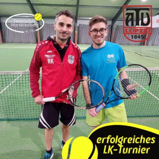 Starkes Ergebnis! Ein vereinsübergreifendes Doppel des TCM und des @atv1845 nutzte die Punktspielpause und ging beim LK-Turnier in Löbau an den Start. Während für den TCM ein deutlicher Überraschungserfolg im ersten Einzel zu Buche steht, konnte der ATV das direkte Duell der Doppelpartner mit 10:7 im CT für sich entscheiden. Die gemeinsame Doppelaufgabe gegen ein Pirnaer Vater-Sohn-Duo lösten Roland und Pascal nach Stotterstart souverän und konnten damit jeweils 2 Siege aus 3 Spielen holen. Eine Chance auf Revanche bietet sich dem TCM bereits im März, wenn die Herren im Ligaduell erneut auf unsere Freunde vom ATV treffen. 😎🎾💪🏻
#markkleeberg #tennisleipzig #turnier #atvleipzig #tcmarkkleeberg #team #duell #mannschaft #sogehtsaechsisch #sogehtsächsisch #sport #sonne #sportmarkkleeberg #weareback #leipzig #agra #stötteritz #tennislover #lebedeintennis #tennislove #gemeinsamtennis #triumph #stvtennis
#auswärtsspiel #match #lkpunkte #lkturnier #doppel #aufschlag