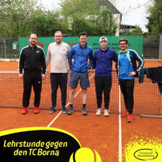 Hartes Nuss zu Saisonbeginn! Die Jungs der 1. Herren mussten als Aufsteiger direkt beim Absteiger aus der Bezirksliga antreten und sahen sich mit einer erwartet schweren Aufgabe konfrontiert. Während die Positionen 1 - 4 gegen stark aufspielende Bornaer annähernd chancenlos waren, ließen die knappe Niederlage unserer #Nr5 @erik.heidemann und der überzeugende Sieg von @liamhfr an Position #Nr6 für die Doppel hoffen. Die traditionelle Stärke in dieser Disziplin brach sich Bahn und betrieb durch Siege im zweiten und dritten Doppel Schönheitskorrekturen, sogar das 1. Doppel konnte gegen hochfavorisierte Bornaer zeitweise gutes Tennis zeigen. Somit stand letztlich eine 3:6-Niederlage zu Buche, die jedoch Mut für die anstehende Sommersaison macht!