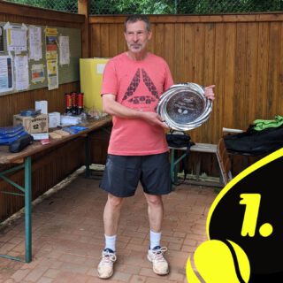 Die Nummer 1 setzt sich beim traditionellen Pfingstturnier erneut gegen die Konkurrenz des 13 Teilnehmer starken Feldes durch. Nach 5 spannenden Runden mit wechselnden Gegner im neuen Losformat war klar, dass die jüngere Generation noch immer nicht am Thron ihres Anführers rütteln konnte.  Mit 32 Punkten erspielt sich Olaf einen komfortablen Vorsprung von 5 Zählern auf die ersten Verfolger Pascal und Mathias, die mit 27 und 26 Punkten auf den Plätzen folgten. Nun steht zu hoffen, dass das Team das Erfolgserlebnis seines Anführers mit in die entscheidende Partie der Herrenmannschaft gegen den SV Leipzig am 10.06. mitnehmen und den Klassenerhalt feiern kann. Ihr seid gern eingeladen, das Team ab 13:30 beim Heimspiel anzufeuern.