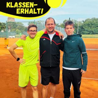 Es ist geschafft! Auch wenn den Herren beim 3:6 gegen die Jungs vom Wurzener TC kein weiterer Sieg gelang, rettete man sich auf Tabellenplatz 7 über den Strich und wird auch in 2024 in der Bezirksklasse auf Punktejagd gehen können. Der erfolgreichste TCM-Sommer seit Jahren bot noch weitere Highlights: Unsere Damen 50 setzten sich nach 4 Siegen aus 4 Spielen souverän gegen die Konkurrenz durch und feierten den Aufstieg in die Bezirksliga, während den Herren 60 am Ende nur zwei Sätze zum Staffelsieg in der Bezirksliga fehlten. Auch unsere U15 verspricht Großes für die Zukunft und stieg angeführt von ihrer furios aufspielenden Nummer 1 Oscar in die Bezirksliga auf. Gratulation! Die weiteren Kinder- und Jugendmannschaften kämpften tapfer und hielten sich mit Mittelfeldplatzierungen beachtlich. #punktspiel #klassenerhalt #tennis #team #gemeinsamtennis #sogehtsaechsisch #sogehtsächsisch #sonne #markkleeberg #leipzig #leipzigtennis #bezirksklasse #heimspiel #wurzen #saisonabschluss #niederlage #mannschaft #aufstieg #staffelsieg #sieg #nachwuchsstars
