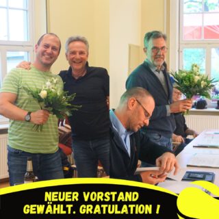 Mit ein wenig Verspätung nun die Eilmeldung zur Jahreshauptversammlung: Wir haben einen neuen Vorstand! Auf der Jahreshauptversammlung wählten die anwesenden Mitglieder eine leicht veränderte Vorstandstruppe für eine weitere Amtszeit. Unsere Langjährige Lotsin geht von Bord, an dieser Stelle geht ein riesiges Dankeschön an Regiene Linsmayer-Felder für die langjährige Vereinsführung. Sie bleibt dem Vorstand als Beisitzerin erhalten. Dafür übernimmt nun ihr bisheriger Vize Michael Malchow das Steuer, sein neuer 1. Offizier ist seit dem 12.04. Mathias Tkocz. Wir freuen uns auf weitere 3 Jahre in ruhigen Gewässern.

Ein weiteres Dankeschön geht an alle Mitglieder, die sich für die JHV Zeit genommen haben. Dafür gabs immerhin Pizza :D

#tennis #tennisverein #vorstand #jhv #jahreshauptversammlung #mitgliederversammlung #mitglieder #pläne #2023 #markkleeberg #leipzig #rathausmarkkleeberg #gemeinsamtennis #sogehtsächsisch #sogehtsaechsisch #leipzigtennis