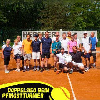 Das Pfingstturnier 2024 ist Geschichte und sorgt lässt gleich zwei strahlende Sieger zurück. In vorauseilendem Gehorsam überließen die 17 Teilnehmer den Vorstandsmitgliedern Mathias und Pascal mit 23 Punkten nach 4 Runden den Sieg, der verbliebene Platz auf dem Podium ging mit 20 Punkten an den Youngster des Feldes Liam Höfer @liamhfr. Ein riesiges Dankeschön geht an Turnierdirektorin Sophie, die bei bestem Tenniswetter eine rundum gelungene Veranstaltung ermöglichte. Mannschaftsübergreifend und mit drei Gastspielern wurde geschlagen, gelaufen, gelacht und geschlemmt - so muss Vereinsleben aussehen. Das nächste Turnierhighlight für Erwachsene wartet bereits im September mit dem Herbstturnier, unser Nachwuchs fiebert zudem dem TCM-Kidscup am 31.08. entgegen. #sogehtsächsisch #sogehtsaechsisch #tennis #markkleeberg #leipzig #gemeinsamtennis #pfingsten #pfingstturnier #turnier #vereinsleben #tennisverein #sonne #sieger #spaß #turniersieg