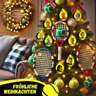 Liebe Mitglieder,
2024 neigt sich dem Ende zu. Zeit, unser Jahr Revue passieren zu lassen und einen Ausblick auf 2025 zu geben. Wir blicken zurück auf ein Jahr ohne die ganz großen Highlights, aber mit vielen kleinen Erfolgserlebnissen. Manchmal offenbaren sich die kleinen Sternstunden eben erst beim genaueren Hinsehen. ⭐️✨️

Unsere Mannschaften erzielten sowohl im vergangenen Winter (4 Teams) als auch in der Sommersaison (6 Teams) großartige Ergebnisse: Im Winter spielte sich unsere neuaufgestellte Mixed-Mannschaft aus dem Stand auf Tabellenplatz zwei und strebt in der aktuellen Saison nach höherem. Die junge U18 blieb den gesamten Sommer ungeschlagen und sicherte sich so den Staffelsieg, während die Herren sowie die Herren60 jeweils vom Silberrrang grüßten. Umso erfreulicher: Die Großartige Arbeit unseres Vereinstrainers Sebastian Dietrich trägt Früchte, und wir freuen uns darauf, in den nächsten Jahren neue Gesichter in unseren Erwachsenenteams begrüßen zu dürfen. 🎾💪🏻

Unsere traditionellen Pfingst- und Herbstturnier fanden auch in 2024 wieder Anklang, eine Tradition, die die Jahrzehnte überdauerte. Hier gilt ein besonderer Dank Sophie Baumgarten für die fleißige Turnierorganisation. Dies gilt auch für einen weiteren Baumgarten: Oskar und sein Platzpflegeteam vermochten unsere Plätze ein weiteres Jahr so zu umsorgen, dass sie ihrem exzellenten Ruf alle Ehre machen konnten.👷🏼

Was erwartet uns 2025? Neben der Fortsetzung der sportlichen Projekte soll das nächste Jahr ganz im Zeichen unseres neuen Vereinsheims stehen. Nachdem der Vorstand und unser engagiertes Mitglied Robby Stamm mit der Stadt über Jahre alle Möglichkeiten ausgelotet haben, können die Renovierungsarbeiten im nächsten Jahr hoffentlich beginnen – und wir hoffen auf die tatkräftige, anpackende Unterstützung unserer Mitglieder.😁👐🏻

Bis dahin wünscht euch der Vorstand ein gemütliches, fröhliches und erholsames Weihnachtsfest sowie einen großartigen Start ins neue Jahr! 🎅🏻😊

PT