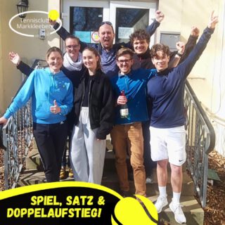 Was war das denn bitte für eine geile Saison? 🤩 Wir sind immer noch sprachlos über den Flow, in den sich die Herren und die Mixed-Mannschaft gespielt haben. 😍 Mit jeweils knapper Tabellenführung ging es Ende März am selben Tag in zwei (vorläufige) Endspiele. Kurios: Selber Ort, selber Gegner, nur andere Uhrzeit. Erst legte das Mixed-Team am Vormittag mit 10:2 gegen das Team vom LVB vor, am Nachmittag zogen die Herren mit einem 12:0 gegen deren Zweite Mannschaft nach. Letztere sicherten sich damit einen Spieltag vor Schluss den Aufstieg in die 1.KK, während unser hallensisch verstärktes Mixed-Team im nächsten Winter in der Bezirksliga auf die Jagd nach dem Meistertitel gehen wird 🤩 Ein kleines Dankeschön geht an unsere Freunde vom @atv1845, die ein wenig Schützenhilfe im Mixed-Parallelspiel leisteten 😁😘

Und die Herren setzen im finalen Spiel sogar noch einen Drauf: Das 10:2 gegen den TC RC Sport vollendete die ungeschlagene Saison und lässt für den kommenden Sommer auf Großes hoffen! 🥳

Mit ihren Einsätzen haben zu den Aufstiegen beigetragen: Sophie, Johanna, Persi, Amelie, Erik, Mathias, Peter, Liam, André, Richie und Pascal. 😁💪🏻🎾, ein großes Dankeschön gilt aber ebenso allen weiteren Teammitgliedern und Unterstützern im Hintergrund! 

PT

PS: Der Sekt ist natürlich alkoholfrei. 😋 #alkoholfreisportgenießen 

#aufstieg #mannschaft #sieg #gemeinsamtennis #zusammentennis #markkleeberg #leipzig #leipzigtennis #wintersaison #saisonfinale #punktspiel #mixed #team #tennis