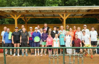 Der erste Höhepunkt des Jahres ist vorüber! Eigengewächs Liam @liamhfr gewann das Pfingstturnier 2022 mit 26 Punkten überlegen vor seinen Mannschaftskollegen Olaf und Pascal. Bei Sonne und guter Laune traten rekordverdächtige 24 Spielerinnen und Spieler zur ersten Post-Corona-Ausgabe des Traditionswettbewerbes an und kämpften im Doppel um Punkte, Nachwuchs-Turnierdirektorin Pia und Grillmeister Hartmut machten dies durch ihren unermüdlichen Einsatz möglich. Auch zahlreiche neue Mitglieder nahmen erstmals teil und wurden bei dieser Gelegenheit direkt in die Vereinsgemeinschaft aufgenommen. Sogar Mutter-Natur spielte mit und wartete mit den ersten Regenschauern bis zum Ende der letzten und vierten Runde, sodass nur Siegerehrung und Vereinsfoto ausnahmsweise unter schützendem Dach stattfinden mussten. Im September heißt es dann erneut „Game, Set und Match“, wenn die Saison beim Herbstturnier beendet wird.
#tennis #markkleeberg #tennisleipzig #tcmarkkleeberg
#sogehtsaechsisch #sogehtsächsisch #sport #sonne #sportmarkkleeberg #weareback #pfingstturnier #leipzig #agra