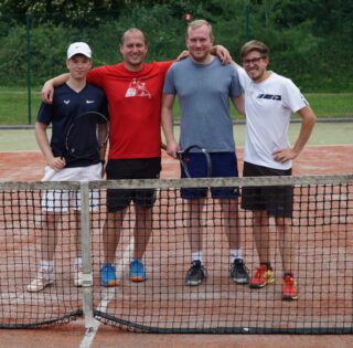 Sieg 4/4! Ein leichter Hauch von Wimbledon im sonnigen Sachsen: Pünktlich zum Beginn der Rasensaison musste die 1.Herren beim TC Beucha auf ungewohntem Terrain antreten - und entführte beim 8:1-Sieg gegen sympathische Gastgeber zwei Punkte vom Kunstrasenplatz. Bei Halbzeit der Saison führt unser Team souverän mit 34:2 Matchpunkten die Tabelle an und hat den Aufstieg in die Bezirksklasse fest im Blick!
#tennis #markkleeberg #tennisleipzig #markkleeberg #tcmarkkleeberg #team #mannschaft #sogehtsaechsisch #sogehtsächsisch #sport #sonne #sportmarkkleeberg #weareback #pfingstturnier #leipzig #agra #tennislover #punktspiel #aufstieg #lebedeintennis #tennislove #gemeinsamtennis