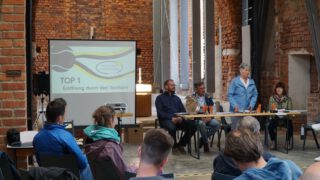 Wir haben einen alten neuen Vorstand! Das amtierende Gremium um Regiene Linsmayer-Felder, Michael Malchow und Eva Zwirner erhielt für die neue Wahlperiode 2022-2024 erneut das Vertrauen der Mitglieder. Nach zwei Jahren pandemiebedingter Präsenzabstinenz trafen sich jung und alt endlich wieder zum munteren Gedankenaustausch über Mitgliederwerbung, Spielbetrieb, Vereinsleben sowie Vorstandsarbeit in Pandemiezeiten. Während Sportwart Olaf Fröbe den diesjährigen Champion des letztmalig im angestammten Modus ausgetragenen Pfingstturniers, @liamhfr, ehrte, konnte Vereinsvize Malchow freudige Nachrichten verkünden: Die Stadt Markkleeberg bemüht sich sehr engagiert, unserem Verein auf seinem Weg zum langersehnten richtigen Vereinsheim die bestmögliche Unterstützung zukommen zu lassen, dafür schon einmal VIELEN DANK!
#tennis #markkleeberg #tennisleipzig #markkleeberg #tcmarkkleeberg #team #mannschaft #sogehtsaechsisch #sogehtsächsisch #sport #sonne #sportmarkkleeberg #weareback #leipzig #agra #tennislover #lebedeintennis #tennislove #gemeinsamtennis #vorstand #wahl #demokratie #neuervorstand #mitglieder #endlichwiederpräsenz #präsenz #versammlung