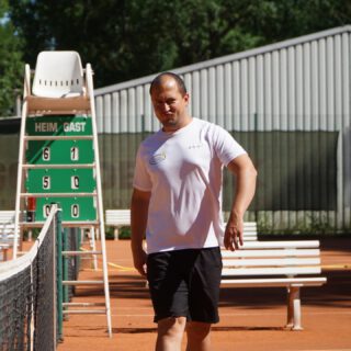 Genau Mathias, wir reisen mit breiter Brust zum letzten Punktspiel am 09.07., denn der Auftstieg ist geschafft! Durch ein erneutes 9:0 gegen die 2.Mannschaft unserer Freunde vom @atv1845 besiegelten wir nach dem souveränen Auswärtserfolg gegen Rosenthal die Rückkehr in die Bezirksklasse! Sieg 6/6!
#tennis #markkleeberg #tennisleipzig #markkleeberg #tcmarkkleeberg #team #mannschaft #sogehtsaechsisch #sogehtsächsisch #sport #sonne #sportmarkkleeberg #weareback #pfingstturnier #leipzig #agra #tennislover #punktspiel #aufstieg #lebedeintennis #tennislove #gemeinsamtennis