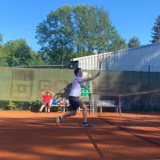 So definiert man Souveränität! Die 1. Herren gewann auch ihr 7. und letztes Punktspiel Zuhause gegen die Jungs von @tennis.leipzig und steigt ungeschlagen in die Bezirksklasse auf! Man gab im Laufe der Saison nur zwei Einzel ab und freut sich nun auf die neuen Herausforderungen 2023. Auch wenn das Wetter keinen sonnigen Abschluss zuließ und die Aufstiegsparty vorerst ins Wasser fiel, so wird dieser Erfolg zeitnah gebührend gefeiert! 😎🎾💪🏻 #tennis #markkleeberg #tennisleipzig #markkleeberg #tcmarkkleeberg #team #mannschaft #sogehtsaechsisch #sogehtsächsisch #sport #sonne #sportmarkkleeberg #weareback #pfingstturnier #leipzig #agra #tennislover #punktspiel #aufstieg #lebedeintennis #tennislove #gemeinsamtennis #triumph #stvtennis #volley