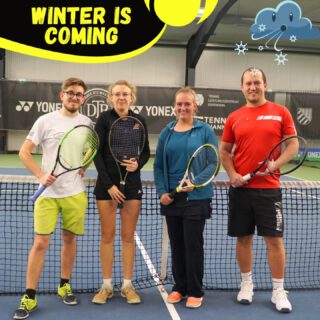Die Wintersaison ist da, und der Start ist geglückt! Nach 4 Monaten Punktspielabstinenz geht es für unsere 3 Erwachsenteams endlich wieder um Punkte. 

Die Mixed-Mannschaft legt am vergangenen Samstag einen Start nach Maß hin und besiegte den TC BG Bad Lausick mit 3:3. Nach glatten Einzel-Siegen durch @freifrau_von_borstel und unseren Kapitän legten @10xbuter und @pippilottapfefferminze im Doppel nach und sicherten so den knappen Triumph nach kleinen Punkten ab. Wir freuen uns auf einen tolle Saison, die am 25.11.-09:00 Uhr in Espenhain weitergeht!

Die Herren um Neu-Kapitän Peter Fröbe, Olaf, @erik.heidemann und @liamhfr überzeugten auf ganzer Linie und legten mit einem Sieg im Kampf um den Wiederaufstieg vor. Das 5:1 gegen den TV Torgau katapultiert den TCM direkt an die Tabellenspitze, am Sonntag den 19.11. - 17:00 Uhr geht es in Espenhain gegen den LSC weiter.

Die Damen50 mussten sich aufgrund eines Personalengpasses im ersten Spiel geschlagen geben, greifen in voller Kapelle im nächsten Spiel aber neu an!
#tennis #leipzigtennis #markkleeberg #leipzig #sieg #gemeinsamtennis #team #STV #punktspiel #wintersaison #saisonauftakt #sachsentennis #sogehtsaechsisch #sogehtsächsisch #espenhain #tcmarkkleeberg