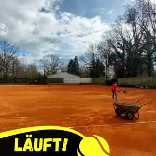 Mitte März und das knallorange Schiff ist voll auf Kurs Sommersaison! Zwei dutzend Hände und vier Pfoten arbeiteten heute überaus erfolgreich an der Instandsetzung unserer Anlage. Die Plätze sind nun abgeschabt, entgrünt und mit frischem Ziegelmehl neu belegt. So früh wie selten leuchten die drei Courts zwischen den Bäumen des Agraparks und warten sehnsüchtig auf den Saisonstart, der allerdings noch einige Arbeitsstunden entfernt liegt. Aufgrund der herausragenden Fortschritte entfällt der morgige Arbeitseinsatz. #saisonstart #saisonauftakt #frühjahresputz #arbeitseinsatz #tennis #zusammentennis #gemeinsamtennis #frühling #markkleeberg #leipzigtennis #sogehtsaechsisch #sogehtsächsisch #sonne #ziegelmehl #sachsentennis #stv